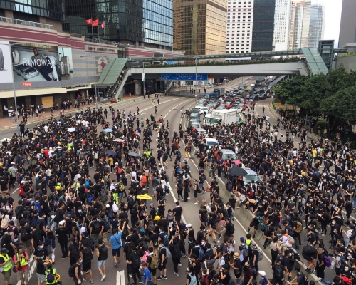 示威者佔據夏慤道東西行車線。