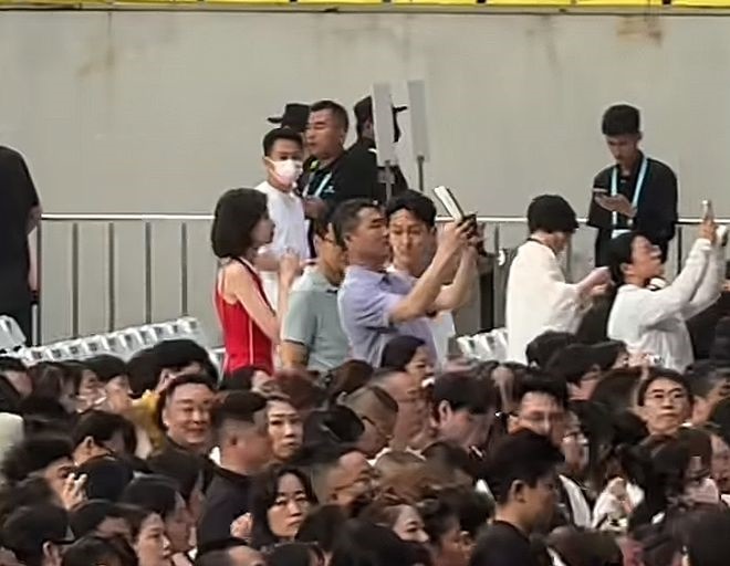 日前趙雅芝於成都演出,黃愷傑跟外傳為新婚妻子的紅衣女子齊齊現身。 日前趙雅芝於成都演出,黃愷傑跟外傳為新婚妻子的紅衣女子齊齊現身。