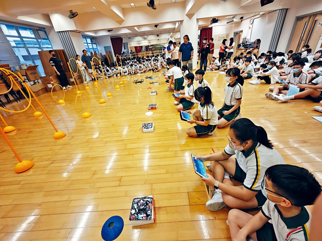 基福創科類課程及校隊,包括無人機編程、天文初探、機械人編程(WE DO、BEEBOT、IOT、CUBICO、OSMO、Wonder Dash)、AI(人工智能)等。 基福創科類課程及校隊,包括無人機編程、天文初探、機械人編程(WE DO、BEEBOT、IOT、CUBICO、OSMO、Wonder Dash)、AI(人工智能)等。