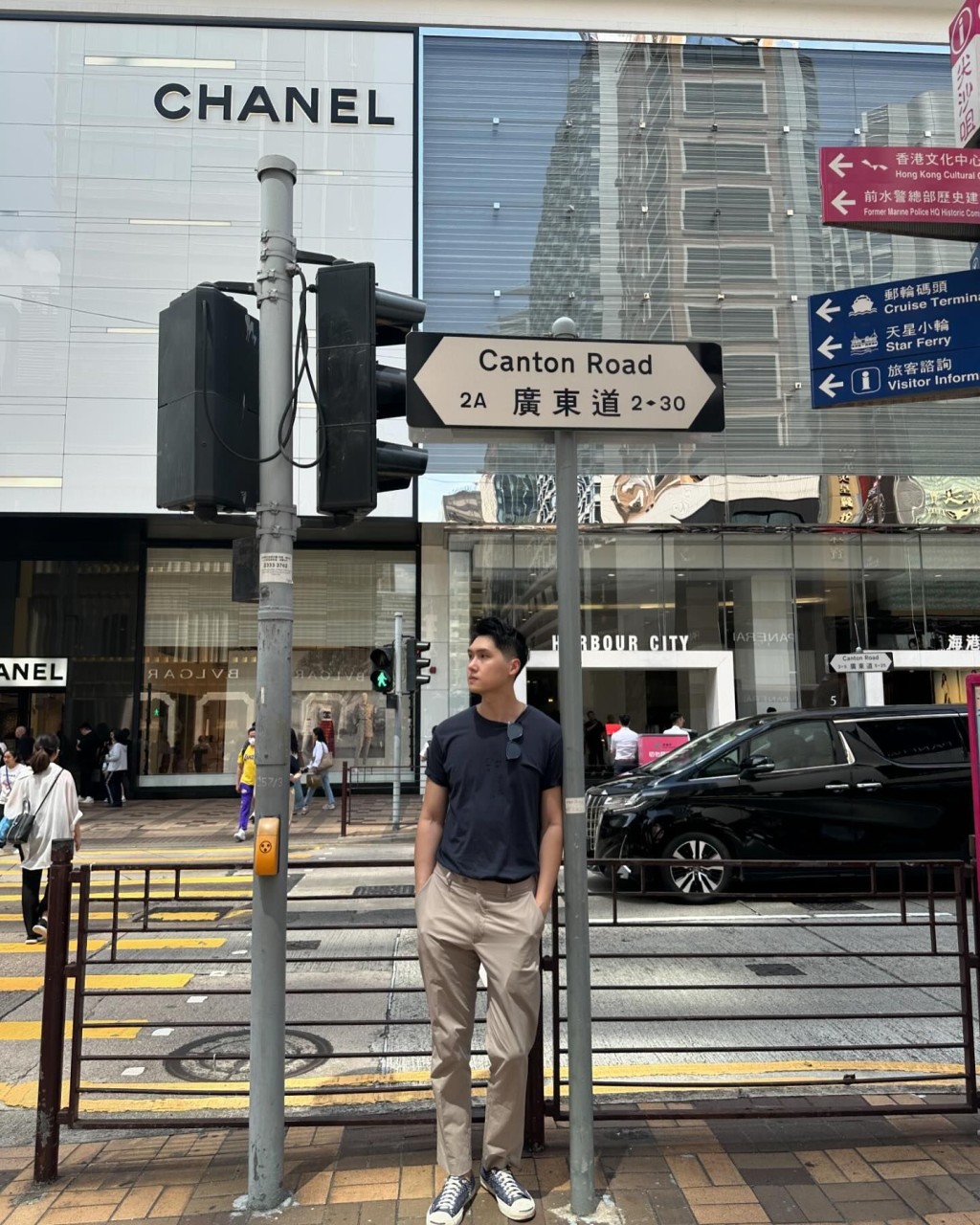 王玮彤站在广东道的路牌下打卡，并写道：“影到米9咁”。
