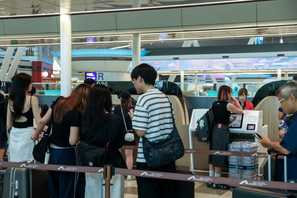 香港航空率先進駐T2。