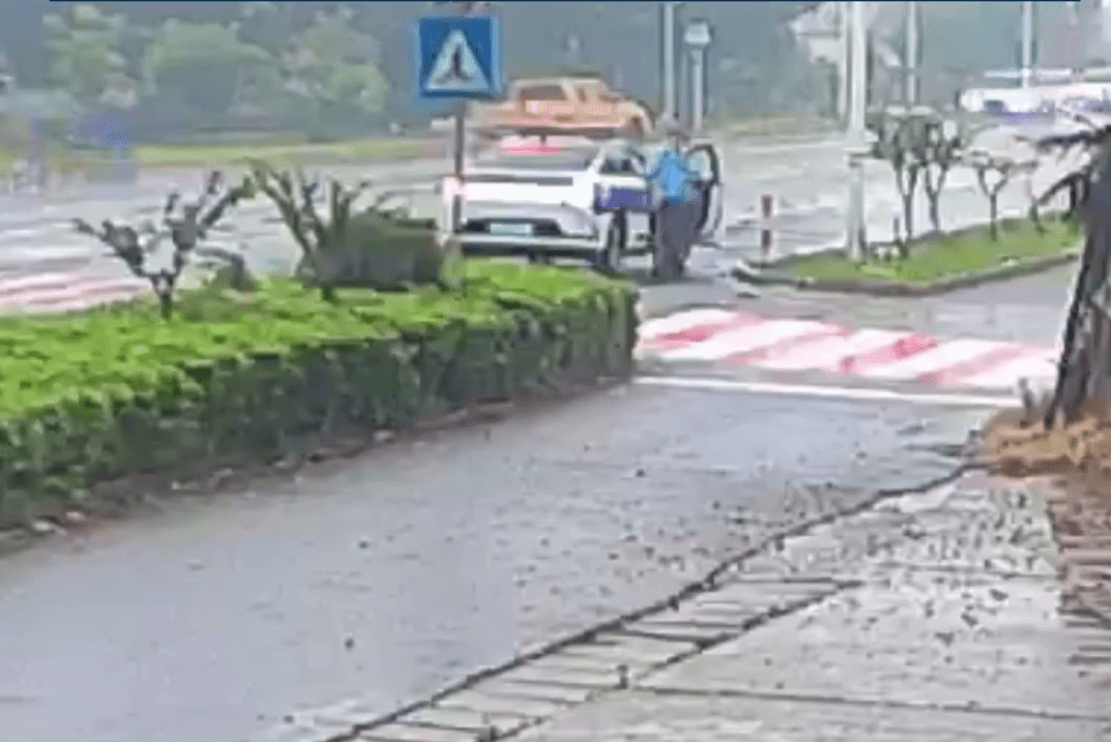 疑似一名交警下车。