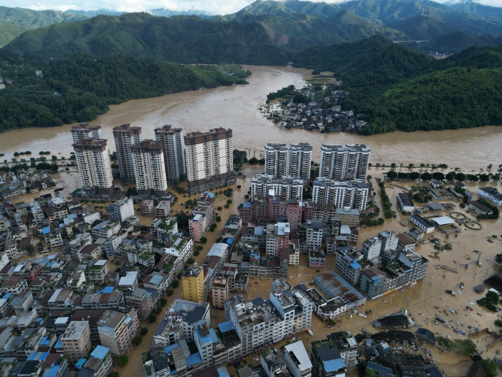 貴州榕江遭遇洪水淹浸，縣政府發出全員撤離警報。新華社