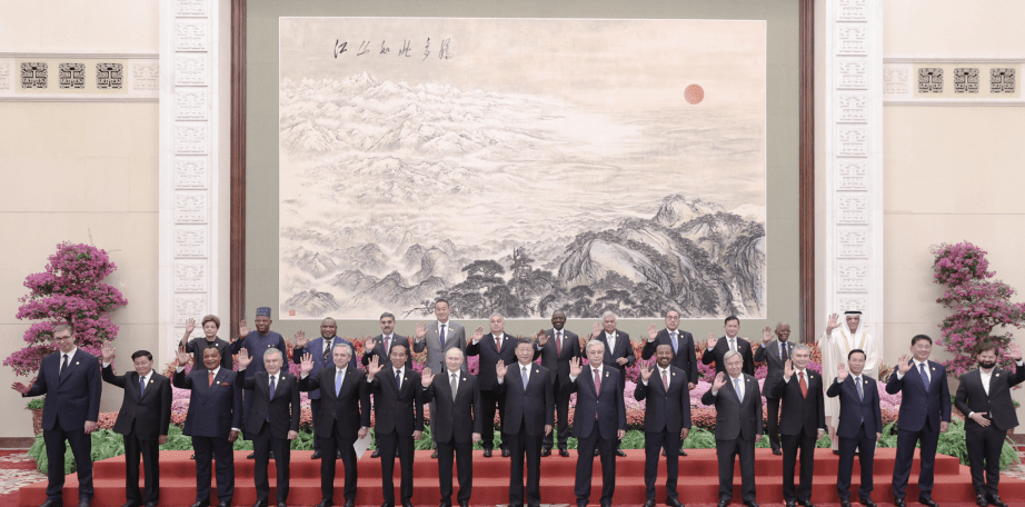 2023年10月18日，习近平主席在北京人民大会堂出席第三届「一带一路」国际合作高峰论坛开幕式。（央视新闻）