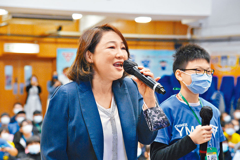 資深配音員曾佩儀應邀到小學，向師生分享配音工作點滴，並指導學生即場體驗為動畫配音。