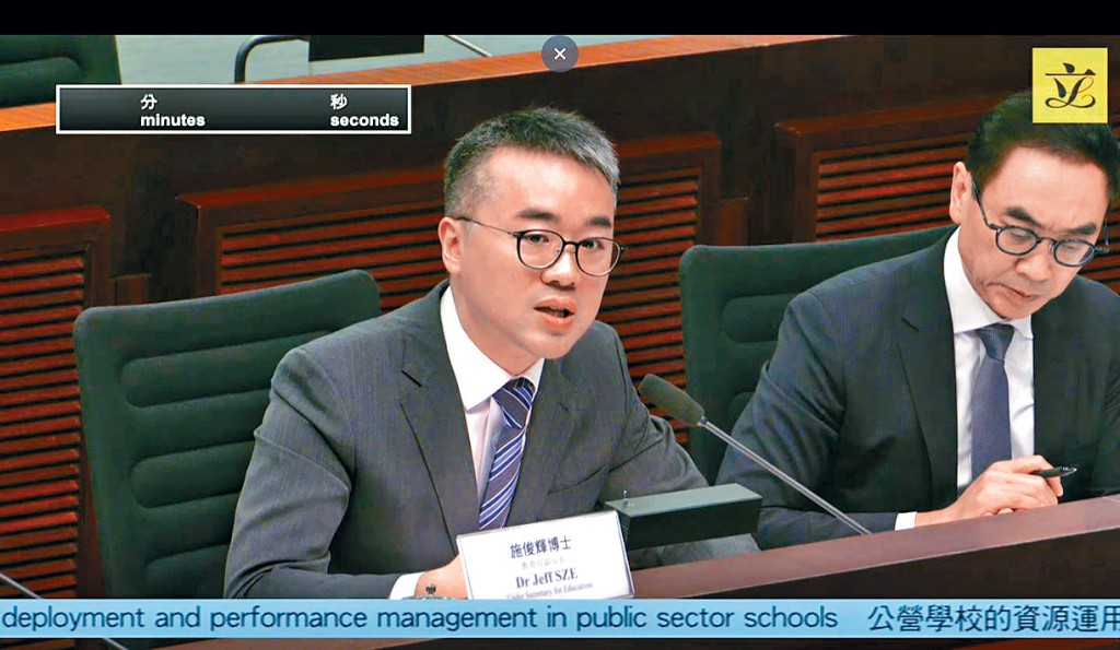 施俊輝(左)表示,教師作為教育的「第一資源」,當局會持續審視相關政策和多項措施,協助學校建立和維持德才兼備的教育團隊。
