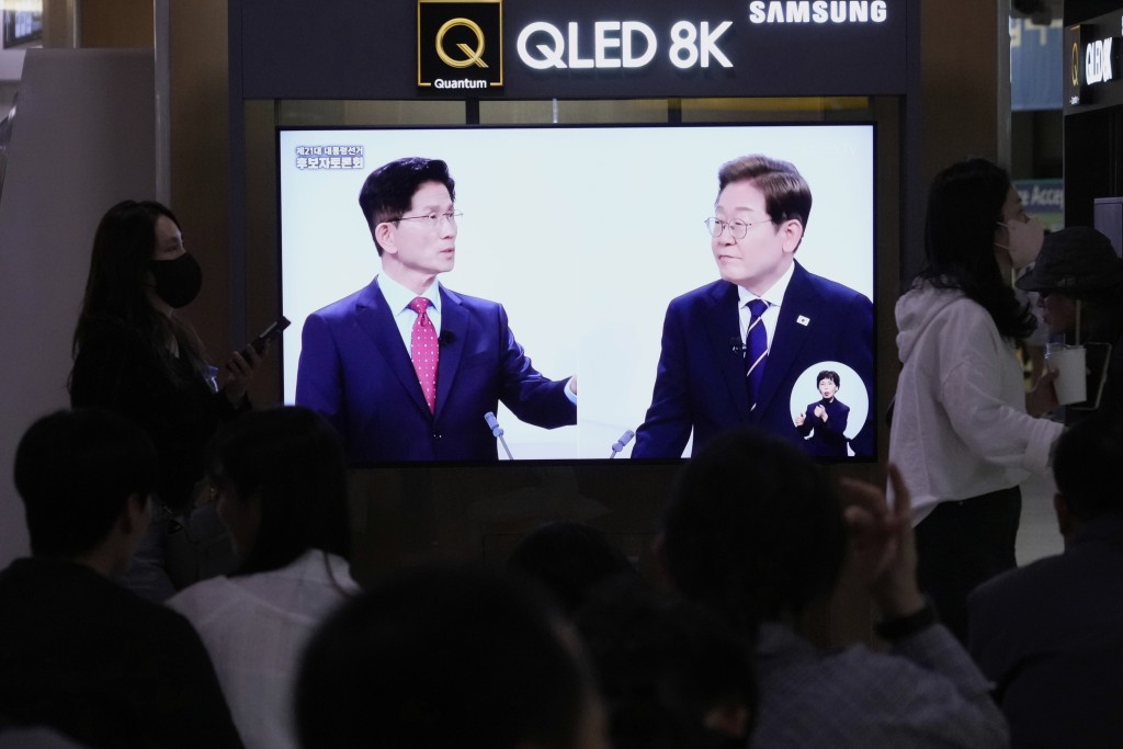 李在明和金文洙在電視上針鋒相對。美聯社 李在明和金文洙在電視上針鋒相對。美聯社