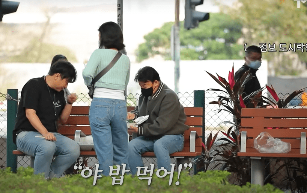 韩国厨神白种元｜白种元与工作人员在附近的公园坐下品尝。