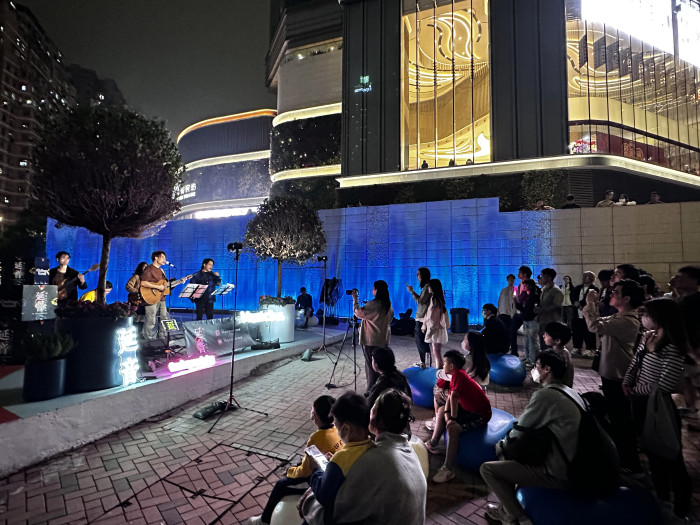 青年乐队在「城中漫道」表演，吸引不少市民驻足欣赏。韦志成网志