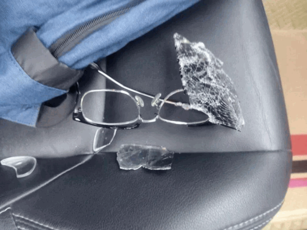 記者眼鏡被打人者砸碎。