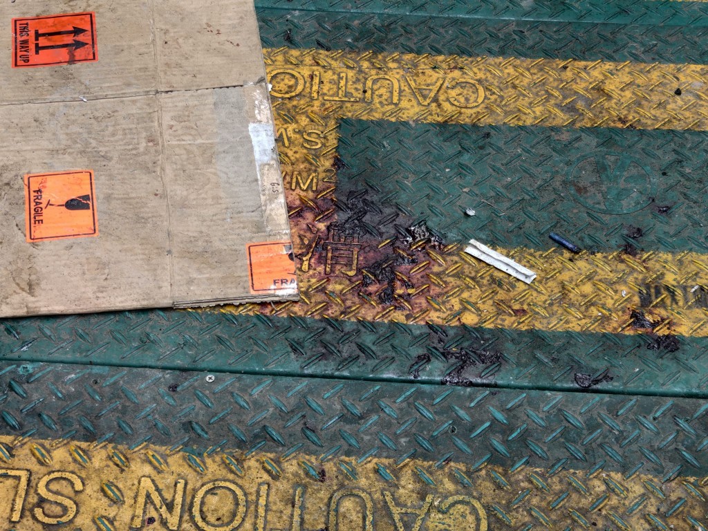 地面遺下一灘血迹。 地面遺下一灘血迹。