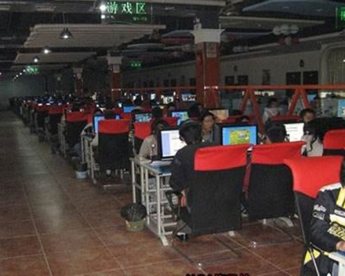 青年连续在网吧上网十多日只顾上网不进食。网图