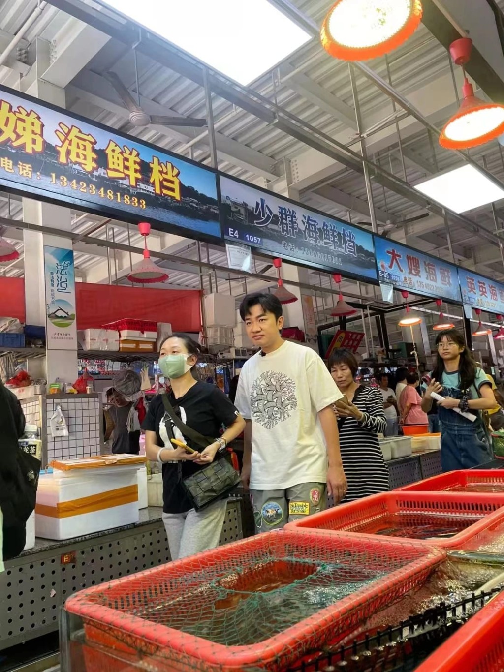 有现场网民爆料王祖蓝来东莞拍摄是为宣传虎门海鲜。