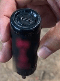 涉事電子煙疑採用劣質或被改裝電池。泰媒Thaiger截圖 涉事電子煙疑採用劣質或被改裝電池。泰媒Thaiger截圖