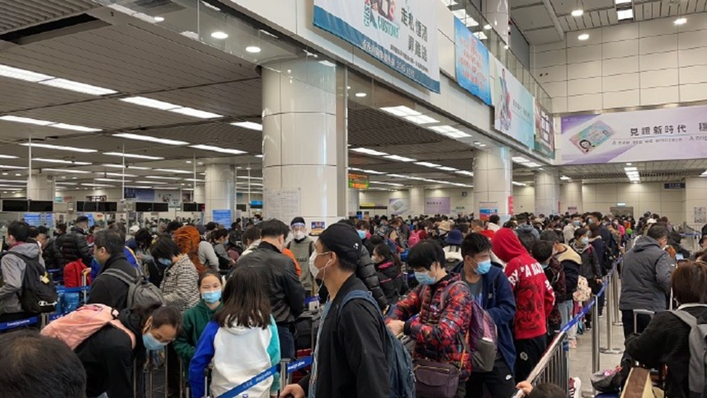 一批港人趕在內地收緊防疫限制「死綫」前返回內地。資料圖片
