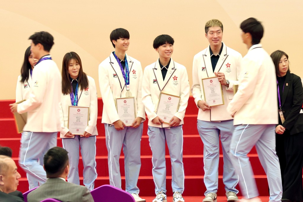 剑击队代表包括张家朗(右二起)、何承谦、梁千雨及女花郑晓为。徐嘉华摄 剑击队代表包括张家朗(右二起)、何承谦、梁千雨及女花郑晓为。徐嘉华摄