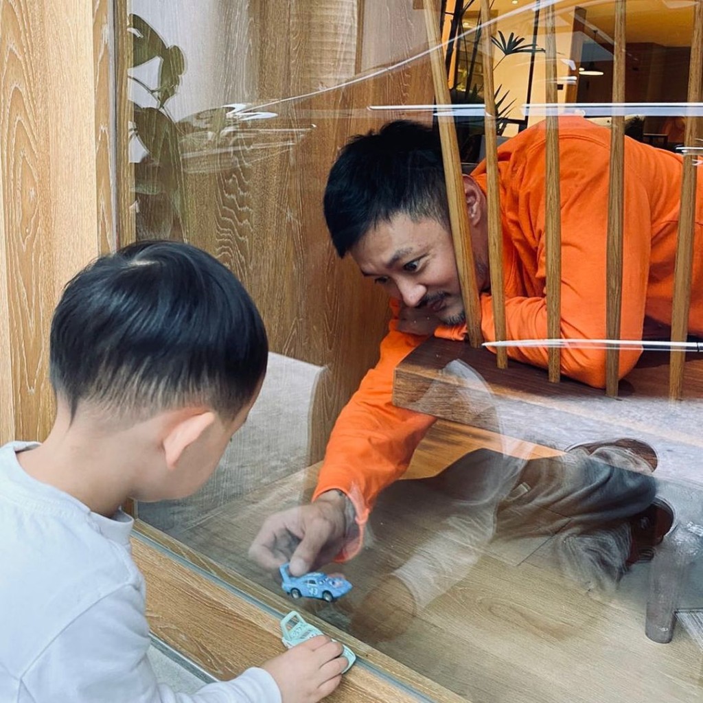 Cody带来车仔跟乐仔玩。