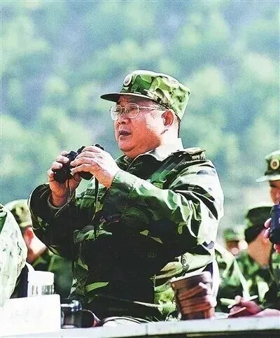 2002年10月15日，廖锡龙参加某军事演习。