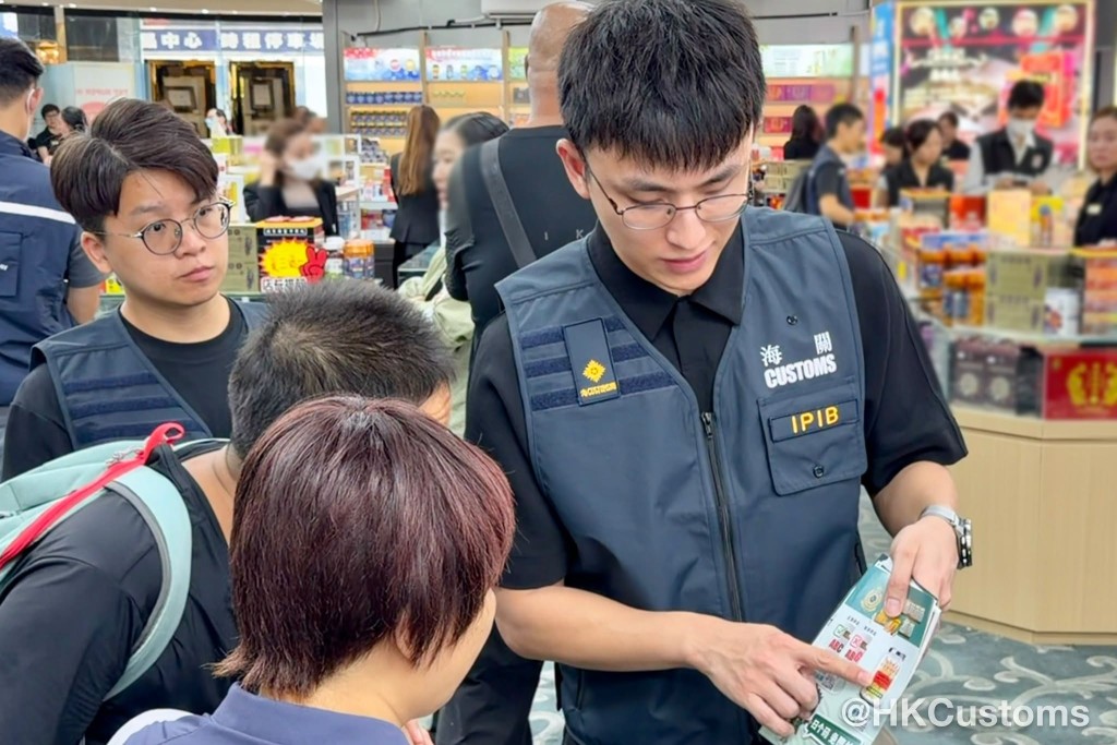 海關提醒旅客購物前要停一停、諗一諗,貨比三家就最穩陣。 海關提醒旅客購物前要停一停、諗一諗,貨比三家就最穩陣。