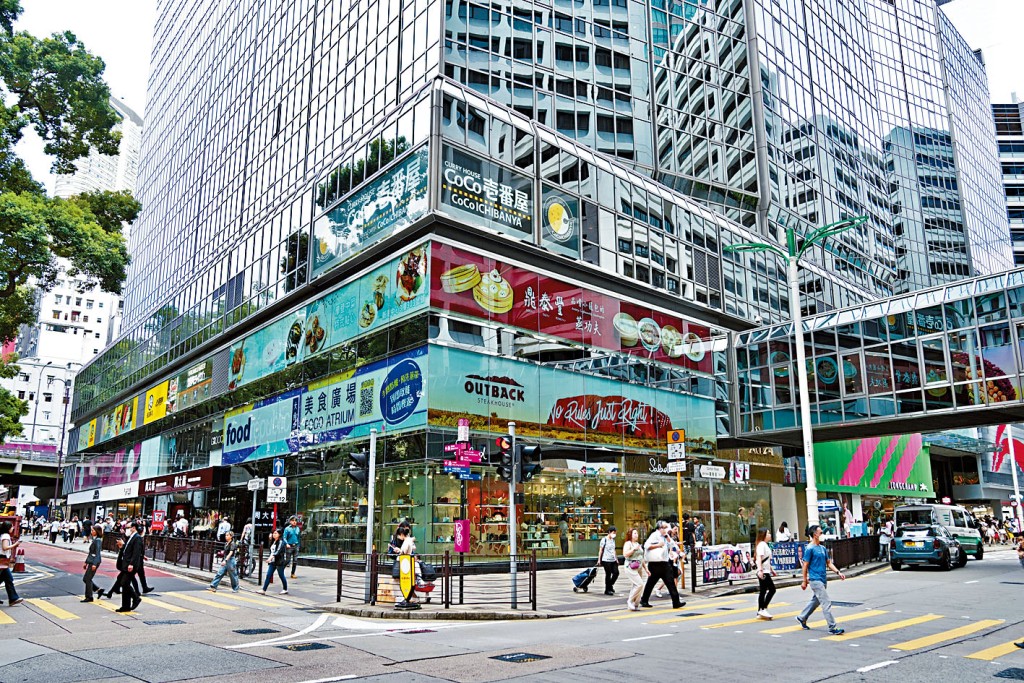 新港中心Burberry旗艦店舊址，由「老鋪黃金」承租。