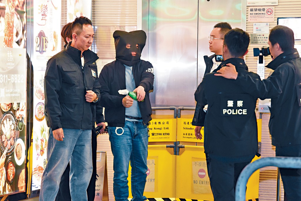 疑犯陳惠良模擬掟汽油彈放過程。