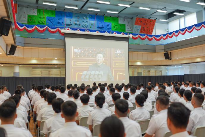 處長級長官亦帶領同事及受訓學員,分別在將軍澳總部演講廳及屯門入境事務學院,同步觀看紀念大會直播。入境處IG圖片 處長級長官亦帶領同事及受訓學員,分別在將軍澳總部演講廳及屯門入境事務學院,同步觀看紀念大會直播。入境處IG圖片