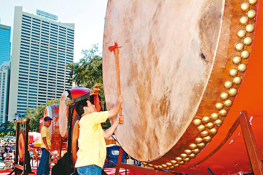 「鼓動心弦 連結世界」鼓樂嘉年華｜市民可參與各種免費音樂工作坊、遊戲、美食坊及體驗等，包括敲打擺放於場內的3.47米巨型太平鼓，進行終極#DrumChallenge。