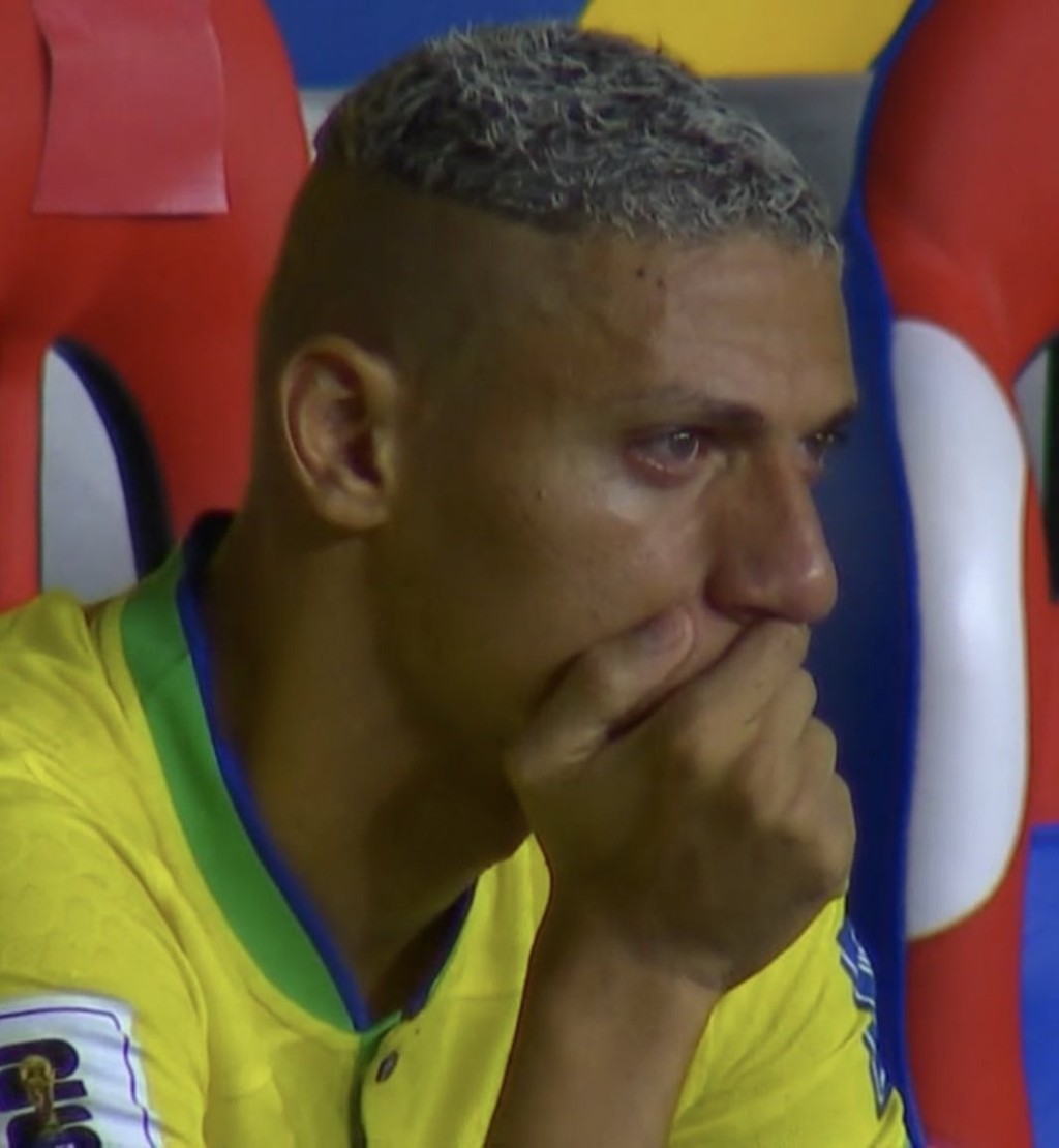 李察列臣 71分钟更被换出返回后备席后，在镜头前流下委屈的眼泪。网上图片
