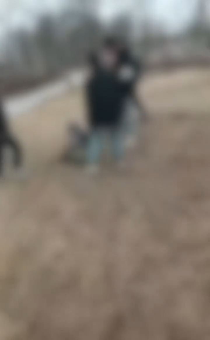 小澤被9名童黨圍毆及押回家搜刮財物。極目新聞