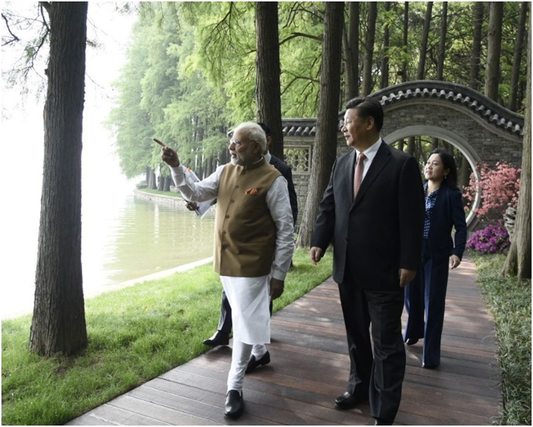 莫迪今早与习近平在东湖散步及品茗。图:莫迪twitter