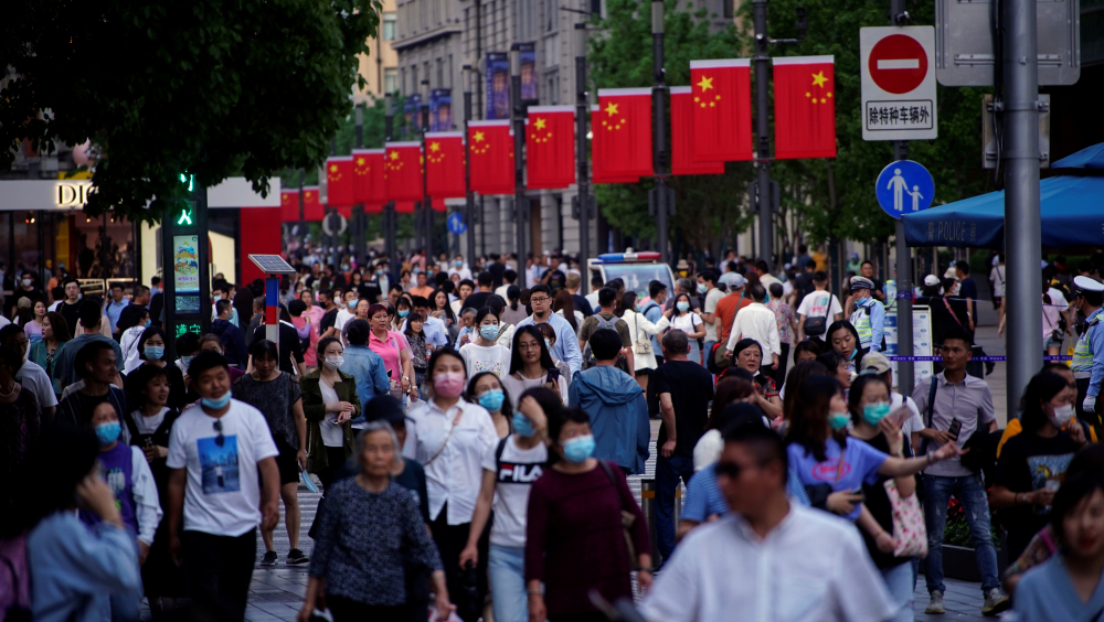 国家统计局：2023年中国出生人口902万人，比上年末减少208万。 路透社