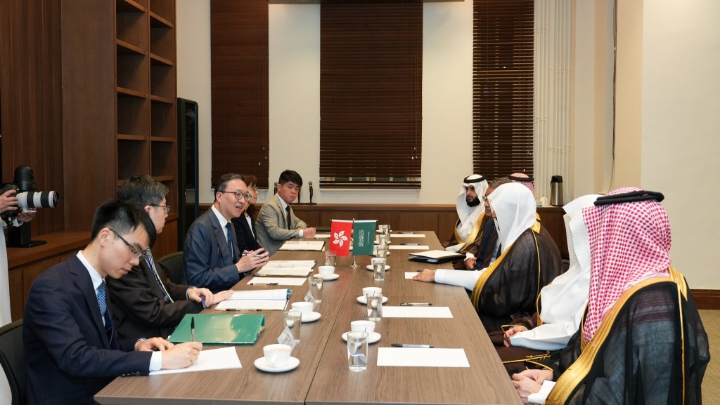 林定国（左三）与来访的沙特阿拉伯王国司法部代表交流。林定国fb
