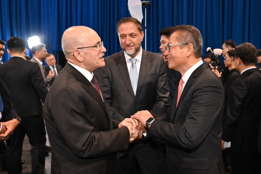 論壇期間，陳茂波與土耳其財政部部長Mehmet Şimşek（左）和斯洛文尼亞副總理兼財政部長Klemen Boštjančič先生（中）交流。陳茂波網誌圖片