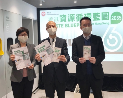 環境局局長黃錦星（中）、環保署副署長伍江美妮（左）和陸嘉健（右）。