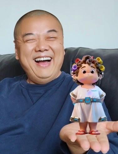 林子聰與《星星群俠傳》「包租嬸」同框互動。