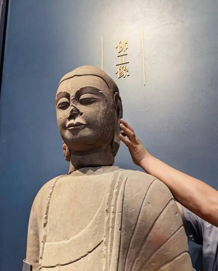佛首及館藏缺失佛首的佛立像合拼。極目新聞 佛首及館藏缺失佛首的佛立像合拼。極目新聞