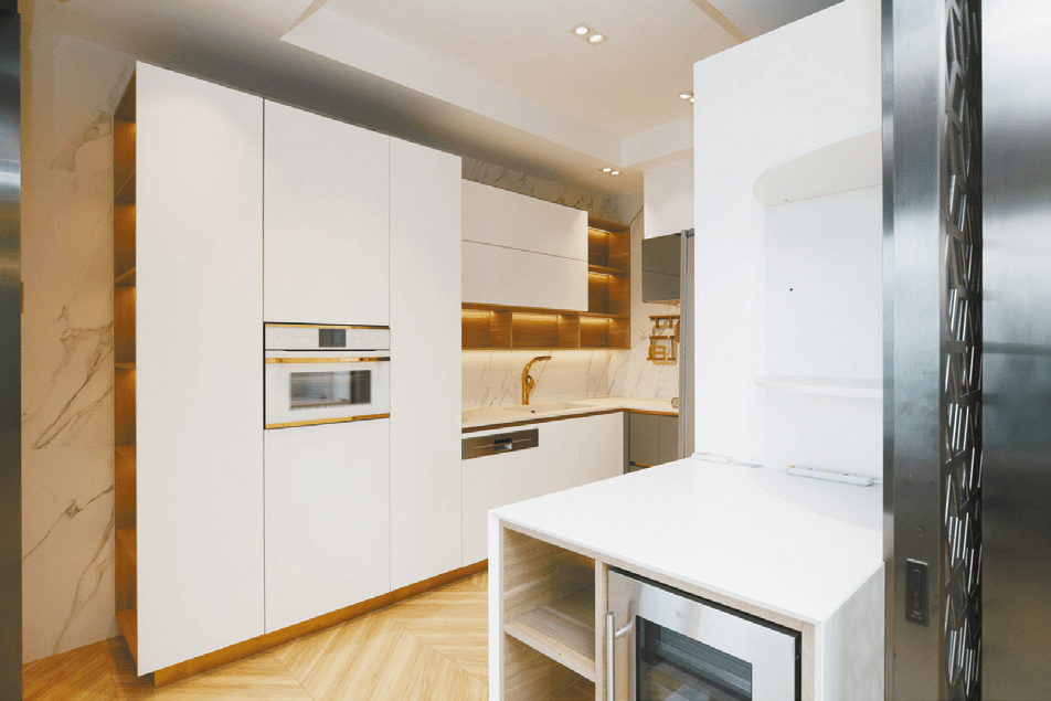 特大厨房提供多组厨柜连层架， 更备有嵌入式厨电。