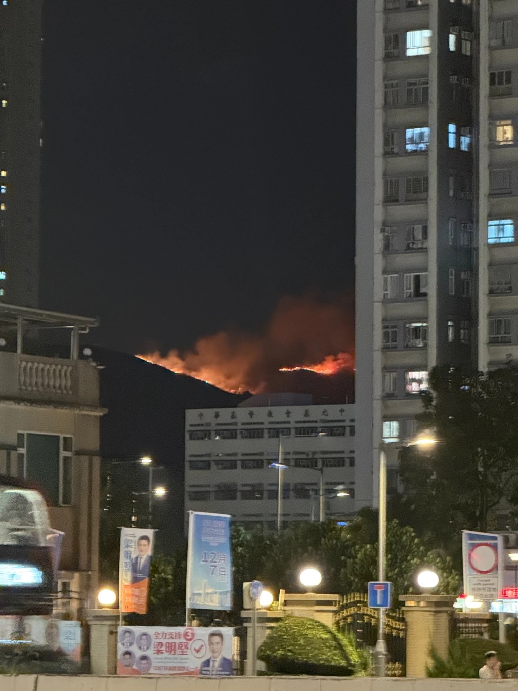 元朗掌牛山發生山火,現場有一條500米火線。網上圖片 元朗掌牛山發生山火,現場有一條500米火線。網上圖片