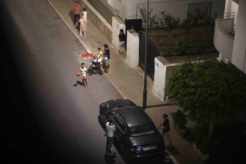 摩洛哥拉巴特發生地震後，人們在屋外避難。AP