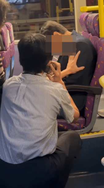 車長嘗試再次拍醒西裝男。Facebook@HonkieTom  