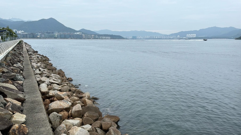 6旬婦馬鞍山公園海面遇溺  昏迷送院搶救後不治。黎志偉攝