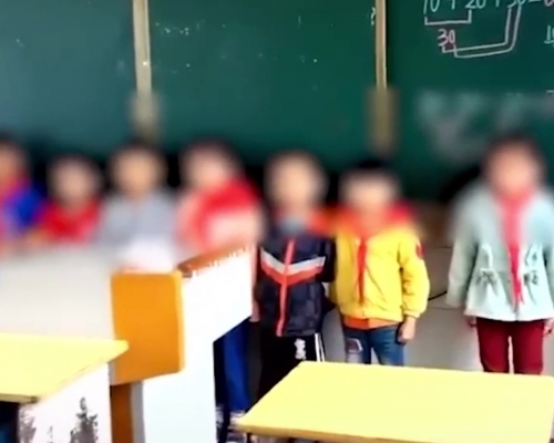 老師讓未捐錢學生排隊拍片發家長群組引發爭議。