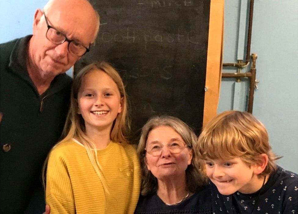 米切爾夫婦與孫兒合照。互聯網圖片