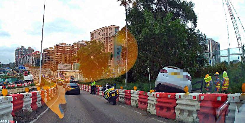 私家車剷上山坡上。fb：車cam L（香港群組）