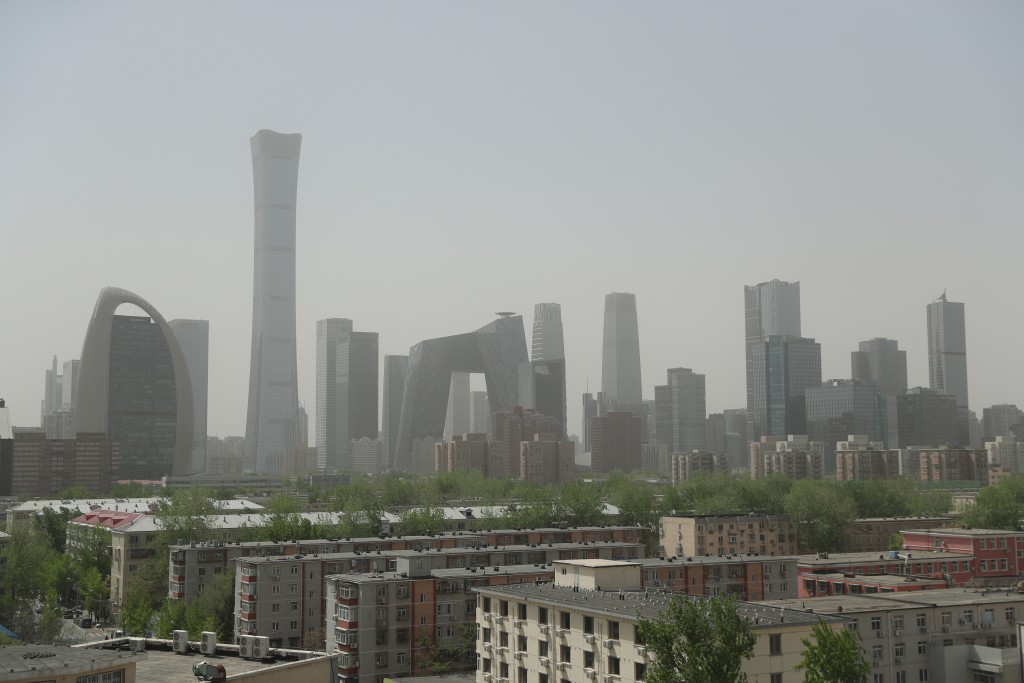 北京的建築被沙塵籠罩。中新社