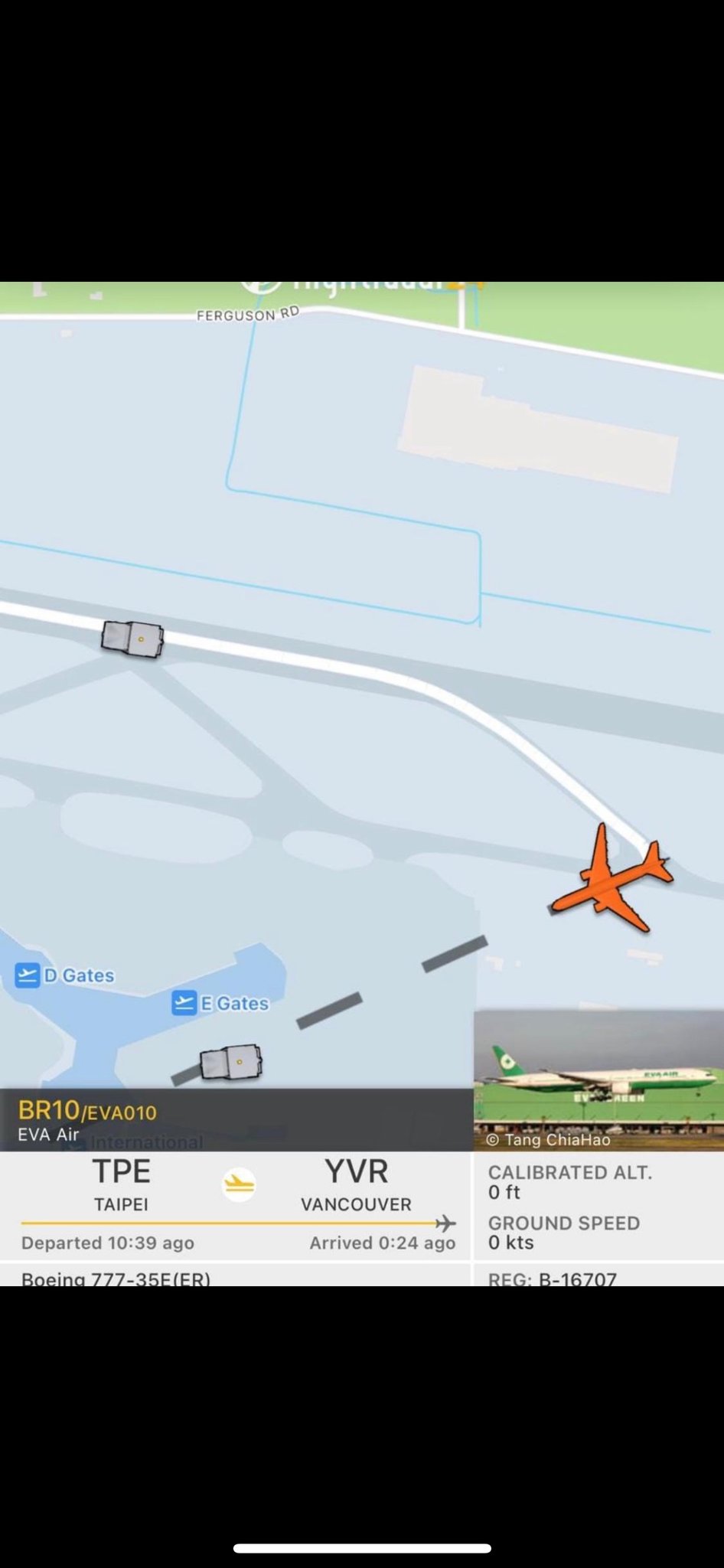 長榮波音777一客機滑出跑道。twitter圖