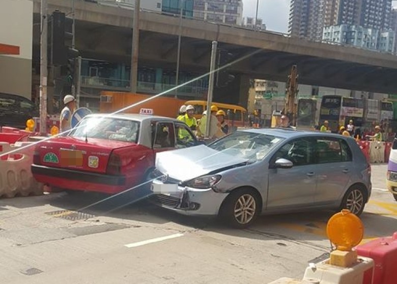 一輛的士與私家車相撞。 突發事故報料區FB/網民Campbell Mok圖