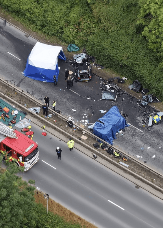 现场图片显示,事故公路路段被警方全线封锁,多个车辆零件与残骸散落一地。X@EmmanuelInvest 现场图片显示,事故公路路段被警方全线封锁,多个车辆零件与残骸散落一地。X@EmmanuelInvest