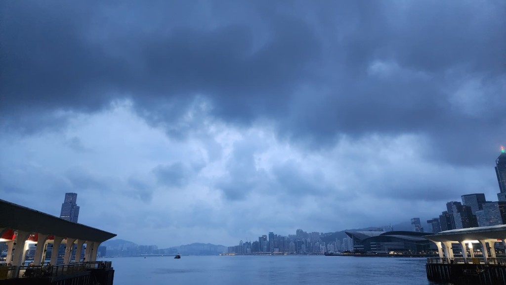 本港地區今日大致多雲,間中有驟雨及雷暴。黎志偉攝 本港地區今日大致多雲,間中有驟雨及雷暴。黎志偉攝