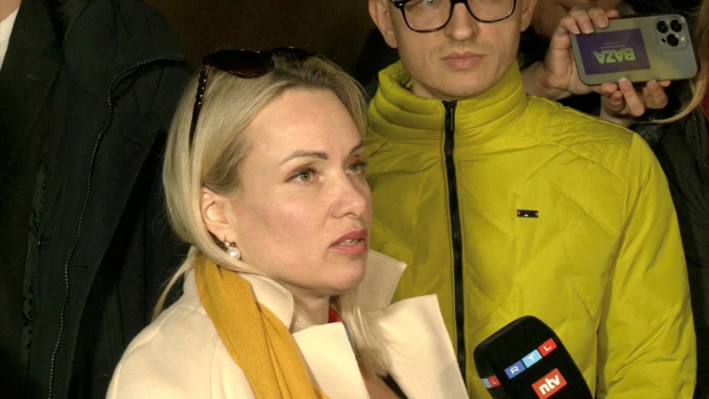 奧夫相尼科娃為闖直播室事件出席庭審後見記者。 路透社